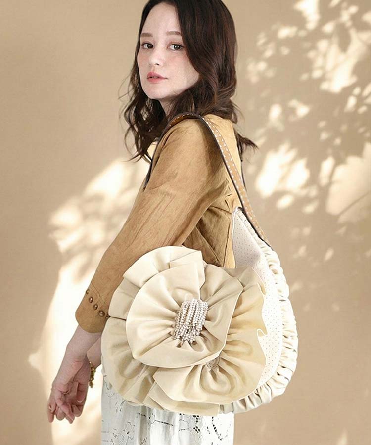 Natalie【ナタリー】ビッグカメリアスタッズショルダーバッグ